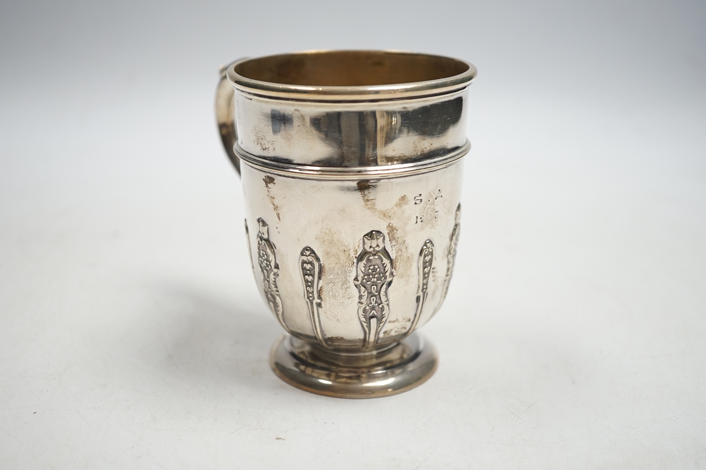 An Edwardian silver christening mug, with card cut decoration, Goldsmiths & Silversmiths Co Ltd, London, 1905, 96mm.